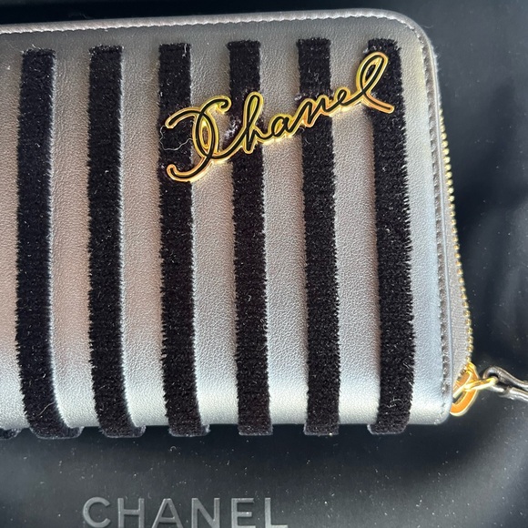 CHANEL WRISTLET/WALLET NEW IN BOX WITH COA CARD - Picture 11 of 13